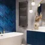 łazienka z niebiesko - złotym motywem