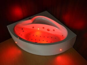 wanna narożna z zainstalowanym hydromasażem